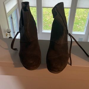 Tom’s boots grey